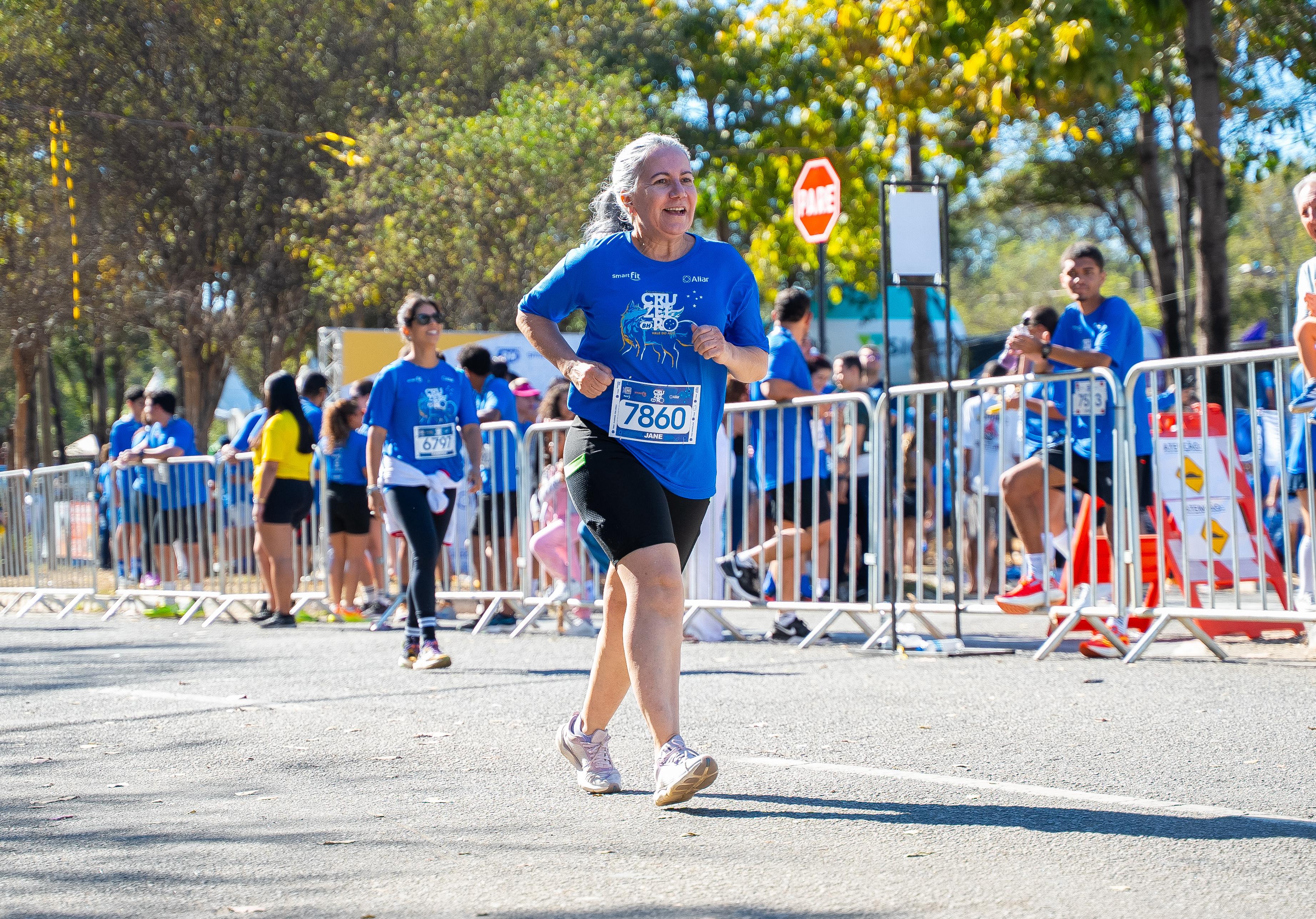 Vídeo: Corrida do Cruzeiro pinta ruas de Ipatinga de azul e branco